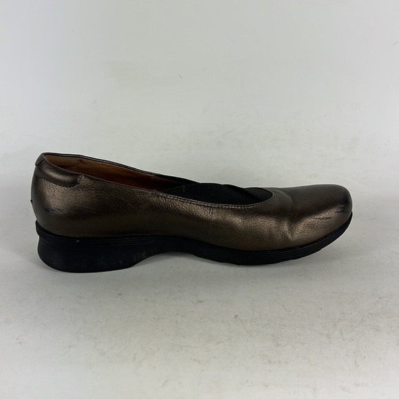 Clarks leather metallic bronze gold round toe slip on shoes us women's size 8 - Picture 3 of 10
